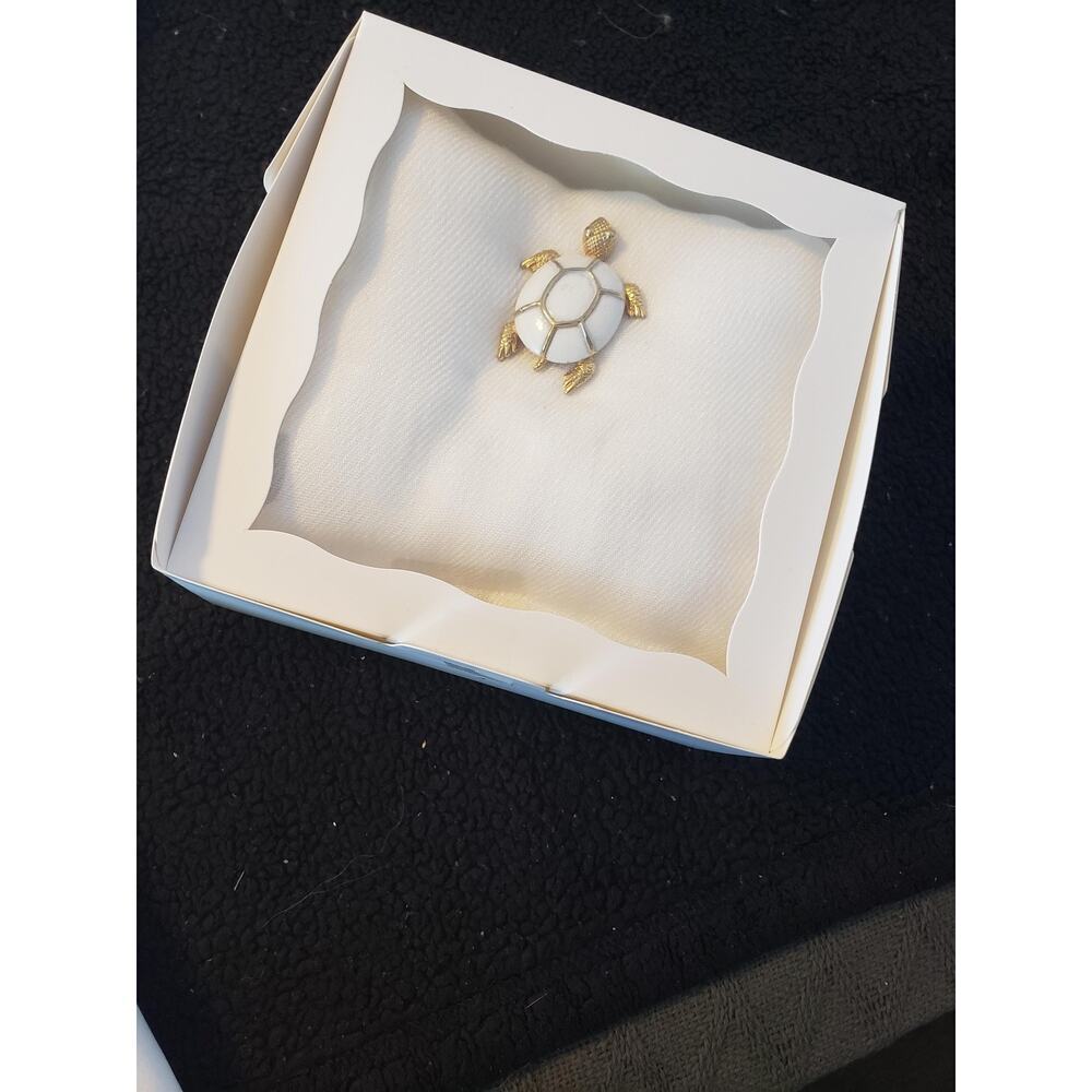 Vintage Coro Turtle Brooch White Enamel & White Rayon Scarf Gift Box Set